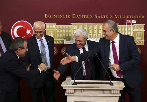 Cumhuriyet Halk Partisi koronavirse kar sere parmak dedirerek selam vermiyor