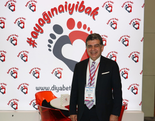 Diyabet kongresine kat�lan doktorlardan k�rm�z� �orapla fark�ndal�k hareketi