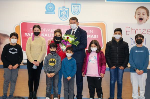 Diyabetli ��rencilere sens�rl� glikoz �l��m cihaz� da��t�ld�