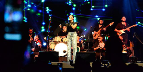 Ebru Yaar'dan Byleyici Sahne Performans: Hastala nat!