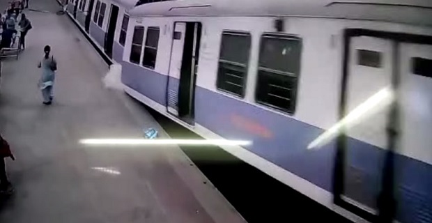 Hindistan'da Gara Girerken �aha Kalkan Tren