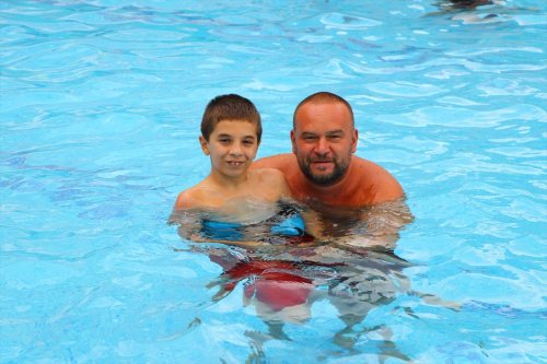 Otizmli Umut, Y�zme Sayesinde Sosyalle�iyor