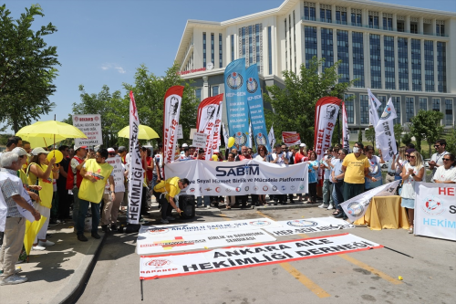Sa�l�k �al��anlar� �� B�rakt�, �zl�k Haklar� ��in M�cadele Ediyorlar