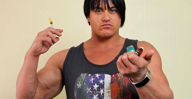 Steroid Kullanan Adam�n G���slerinden S�t Geliyor