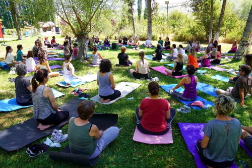 Tepeba�� Belediyesi taraf�ndan 'Yoga ve Sa�l�kl� Beslenme Kamp�' d�zenlendi