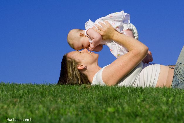 Annelerin, bebeklerinin yeterince s�t emmedi�ini; daha sonraki d�nemlerde de fazla yemek yemedi�ini d���nmeleri, anne ve bebek aras�nda s�t ve mama sava�lar�na neden oluyor.