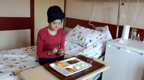Ameliyat edilen kelebek hastas�, ilk kez kat� g�dayla beslendi �