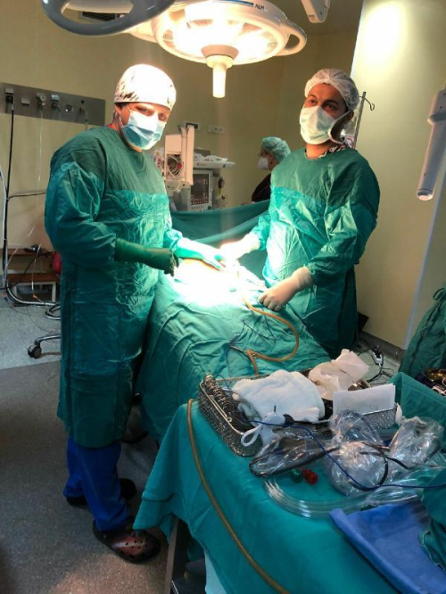 ARAF BEBEK, ROBOT�K CERRAH� M�DE �EKME AMEL�YATI YAPILAN EN K���K HASTA OLDU