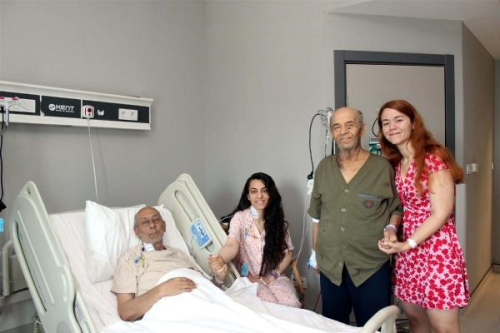�ki k�z, babalar�na Babalar G�n� �ncesi g�n�ll� don�r oldu
