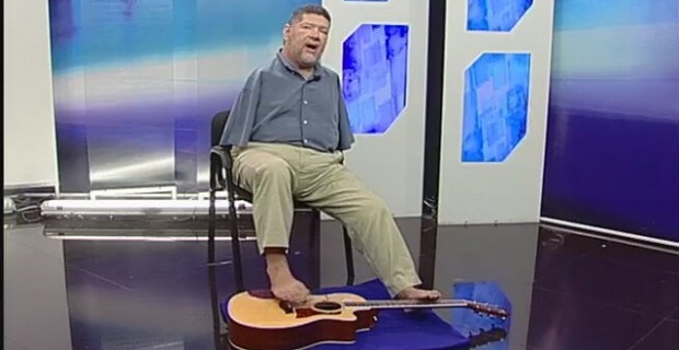 Kollar� Olmadan Gitar �alan Adam!