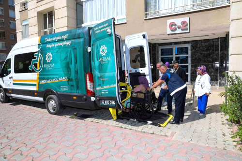 Meram Belediyesi Engelli Nakil Arac� �le Engellilere Yard�m Ediyor