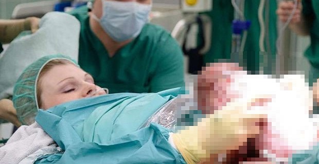 Sezaryende bir ilk: Anne bebe�i kendi ��kard�!