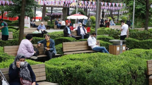 Vaka say�s�nda 6'nc� s�radaki Trabzon'da caddeler dolu, maske unutuldu