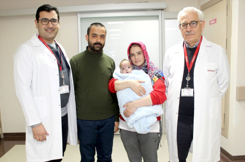 Yemek borusu geli�meyen bebek ameliyatla ya�ama tutundu